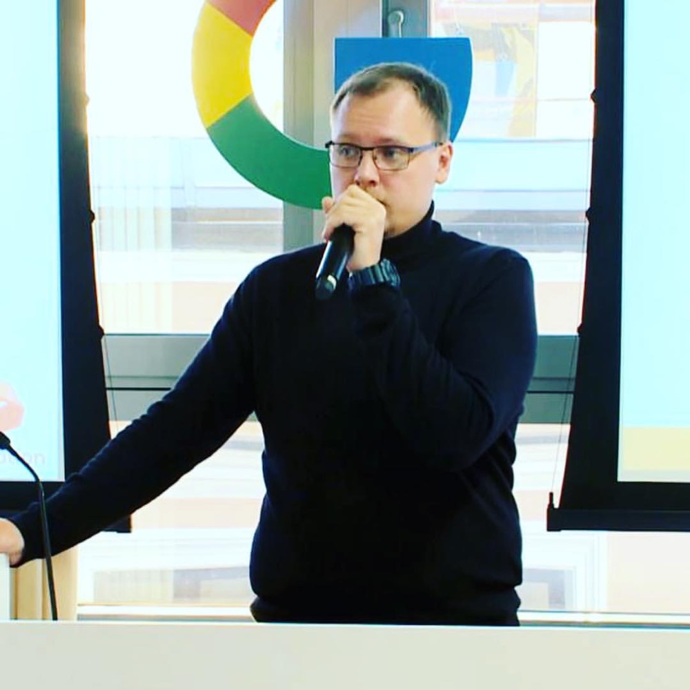 Иван Барченков выступает с докладом в офисе Google в Москве